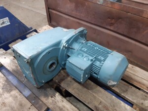 Geared motor 3 kW 27 rpm used B17046