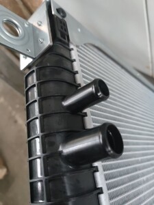 Kühler AZELIO TITANX 100317191 gebraucht B17256