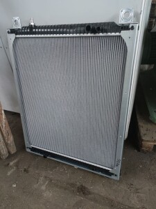 Kühler AZELIO TITANX 100317191 gebraucht B17256