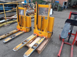 Scissor lift truck 1000 kg used B17266