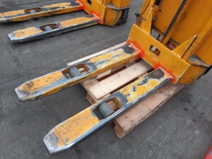 Scissor lift truck 1000 kg used B17266