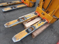 Scissor lift truck 1000 kg used B17266