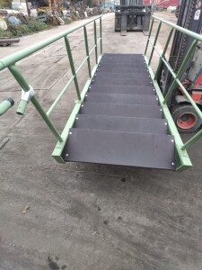 Treppe Stahlblech mit Holz auf Höhe ca. 2,4 m...