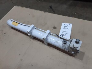 Hydraulic cylinder approx. 600 mm stroke unused B17332