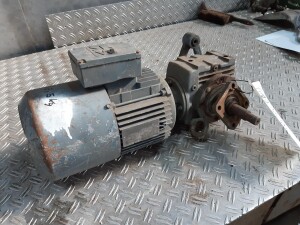 Getriebemotor mit Bremse 0,3 / 0,6 kW 24 / 47 U/min...