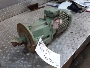 Geared motor 2.2 kW 200 rpm B5 unused B17374