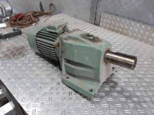 Getriebemotor mit Bremse 0,75 kW 16 U/min B3 gebraucht...