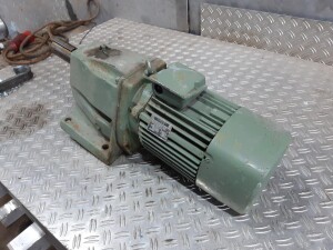 Getriebemotor mit Bremse 0,75 kW 16 U/min B3 gebraucht B17473