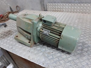 Getriebemotor mit Bremse 0,75 kW 16 U/min B3 gebraucht...