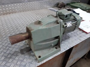 Geared motor 1.1 kW 40 rpm B3 used B17476