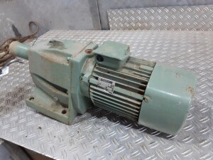 Getriebemotor mit Bremse 0,75 kW 16 U/min B3 gebraucht...