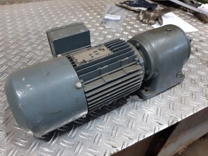 Getriebemotor mit Bremse 0,55/0,88 kW 70/140 U/min B3...