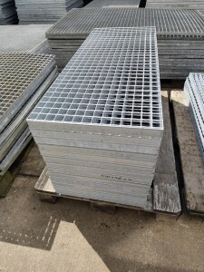Used grating L120xW48xH4 galvanized