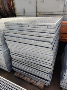 Used grating L107xW94.5xH3 cm galvanized