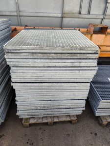 Used grating L105xW94.5xH3 cm galvanized