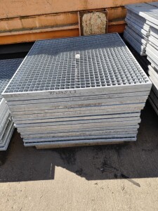 Used grating L105xW94.5xH3 cm galvanized