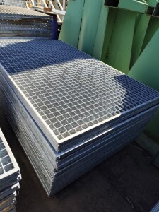 Used gratings L90xW144xH3 cm, galvanized