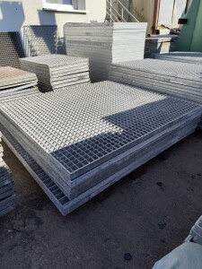 Used gratings L142xW126xH4 cm, galvanized