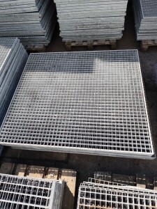 Used gratings L142xW126xH4 cm, galvanized