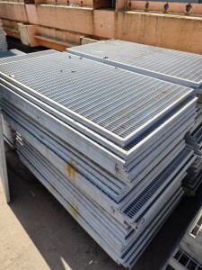 Used gratings L58.5xW104xH2.5 cm, galvanized