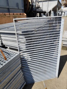 Used gratings L58.5xW104xH2.5 cm, galvanized