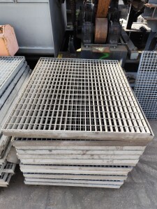 Used gratings L111xW92xH4 cm, galvanized