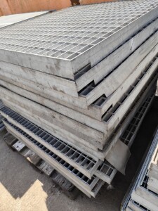 Used gratings L111xW92xH4 cm, galvanized