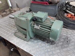 Used gear motor, 1.1 kW / 25 rpm, B17911