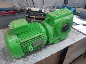 4 kW, 44 rpm, B5 gearmotor, used, B18078