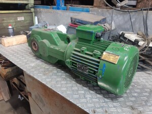 3 kW, 28 rpm, B5 gearmotor, used, B18083