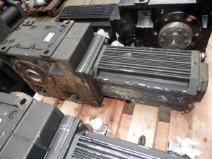 Servo motor Gear motor 4.1 kW 71 rpm  up to 350 V 140 Hz...