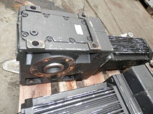 Servo motor Gear motor 4.1 kW 71 rpm  up to 350 V 140 Hz...